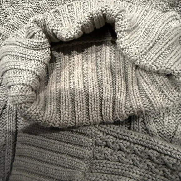 Kith Women’s Olive Green Cable Knit Cropped Sweater - Picture 4 of 5